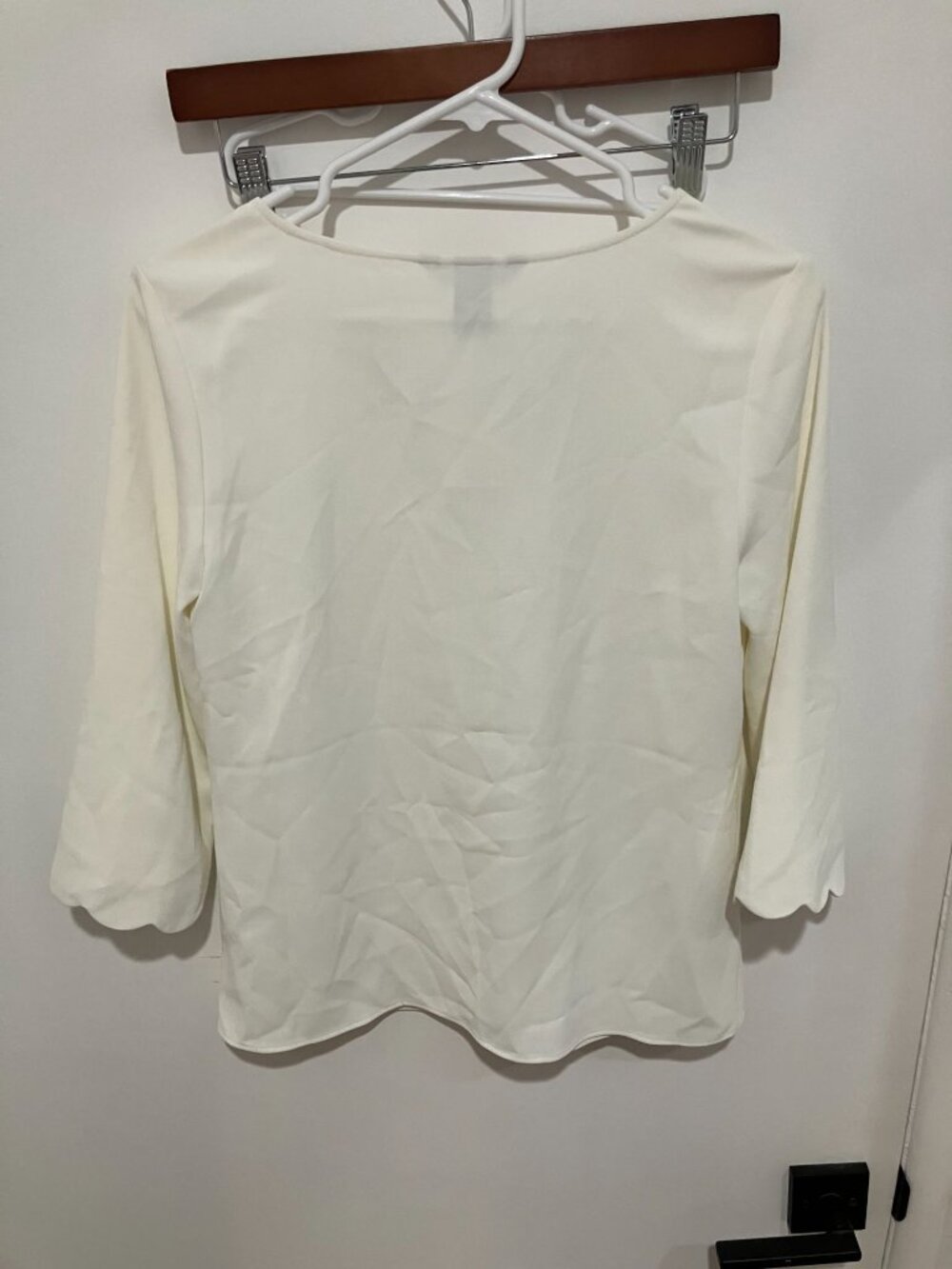 H&M Scalloped V-Neck Blouse White 3/4 Split Sleeve Top Size XS NWT - Picture 2 of 3